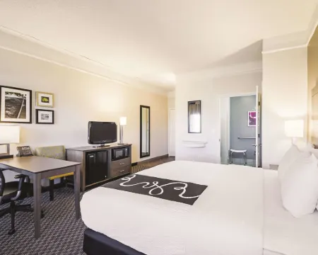 La Quinta Inn & Suites by Wyndham Austin Near the Domain Hotels in Austin