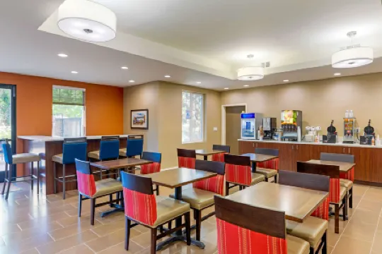 Comfort Inn & Suites Near Ontario Airport Отели в г. Онтэрио