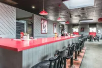Quality Inn & Suites - bar