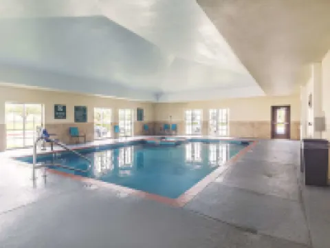 Platinum Inn & Suites Webster