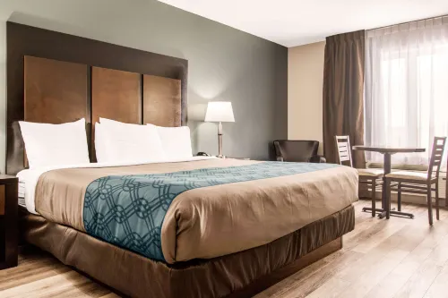 Econo Lodge Inn & Suites Các khách sạn ở Laurier Station