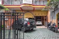 RedDoorz Syariah @ Danau Kerinci Sawojajar Hotels in Pakis