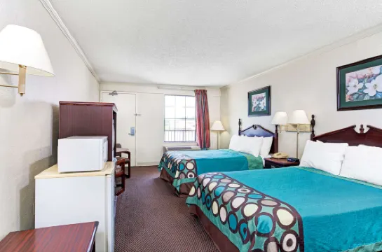 Super 8 by Wyndham Clarksville East