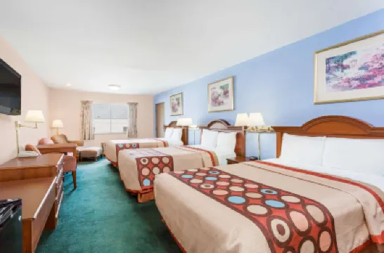 Super 8 by Wyndham Greensboro Hotel berhampiran Di Tempat Lain