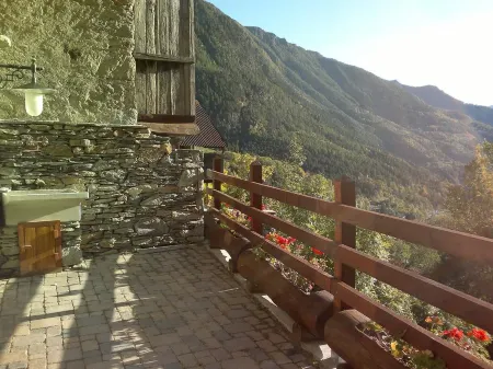 Eco Chalet Maison Dominique Отели в г. Challand Saint Anselme