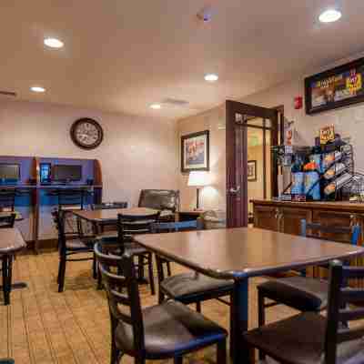 Welcome Suites - Minot, ND Dining/Meeting Rooms