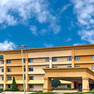 La Quinta Inn & Suites by Wyndham Atlanta Roswell Hotel Exterior