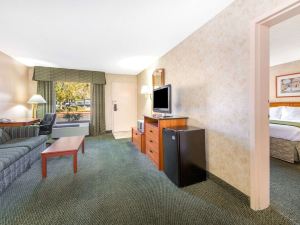 Days Inn & Suites by Wyndham Albuquerque North