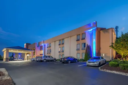 Best Western Plus Poconos Hotel Отели рядом с достопримечательностью «Camelbeach Mountain Waterpark»