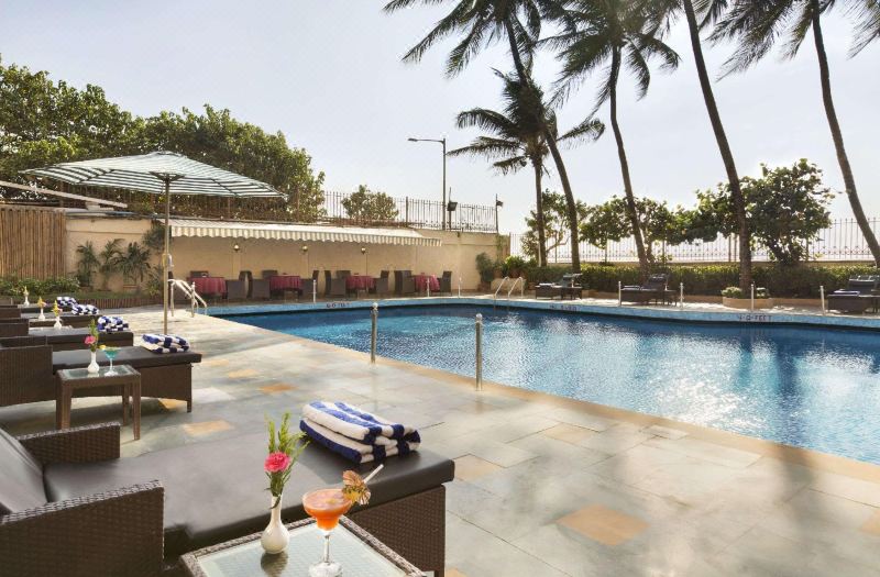 Ramada Plaza by Wyndham Palm Grove photo 2