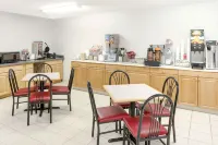 Super 8 by Wyndham Gas City Marion Area - parking