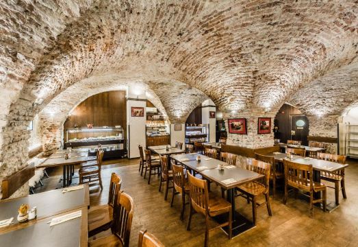 아처볼드 앳 더 찰스 브리지