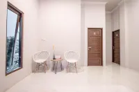 Krisan Guest House Syariah Banjarbaru Mitra RedDoorz Hotels in Landasan Ulin Utara