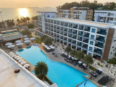 GrandBlue Resort & Beachclub Hotel dekat Wat Khlong Thurian