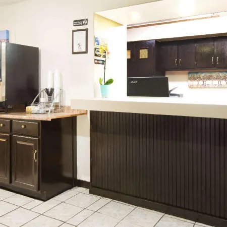 Super 8 by Wyndham Pittsburgh PA Airport/University Area