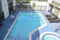 Signature Anaheim Maingate - piscine