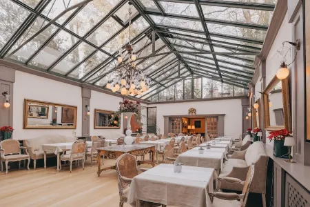 Hotel Manos Premier Отели рядом с достопримечательностью «St. Jean Baptiste au Beguinage»