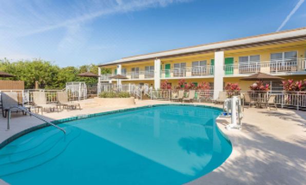 Super 8 by Wyndham Ellenton Bradenton Area