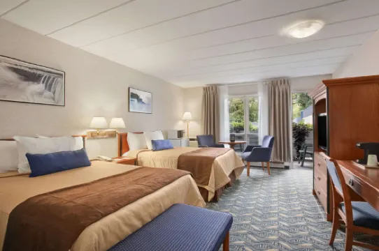 Travelodge by Wyndham Niagara Falls at the Falls