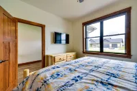Sleek Red Lodge Home Rental w/ Private Hot Tub! - WiFi