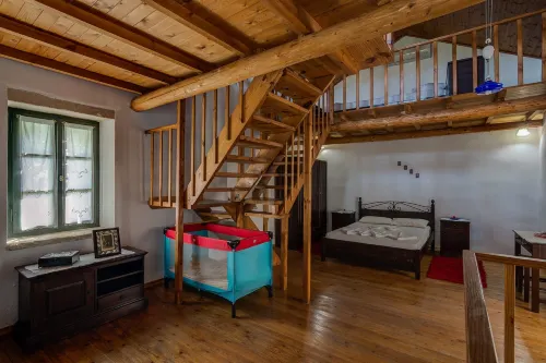 Dream 1 -Traditional House with Pool to Share