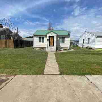 Cozy Home with Stairs, Shopping , Center of Town Hotel Exterior