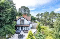 Delightful Holiday Home with Sea Views and Hot Tub Hotels near Oasis Christian Centre