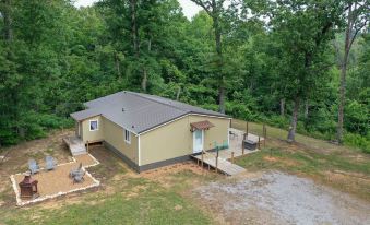 Buchanan Home w/ Deck, 4 Mi to Paris Landing!