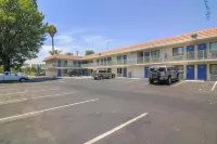 Motel 6 Simi Valley, CA - parking
