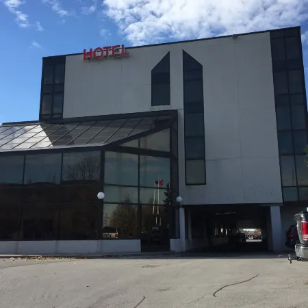 Montecassino Hotel & Suites Отели рядом с достопримечательностью «Стадион «Авива Центр»»