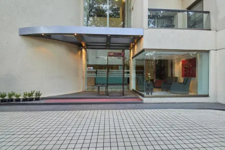 Oakwood Residence Naylor Road Pune Отели рядом с достопримечательностью «Шанивар Уода Форт»