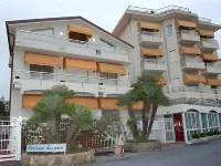 Residence Dei Due Porti Hotels near Villa Ormond