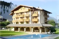 Oustalet Hotels near Step Into the Void