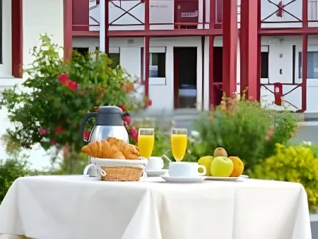 Enzo Hotels Loudeac by Kyriad Direct Отели в г. Лудеак