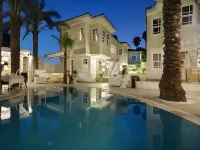 Elegance East Hotel