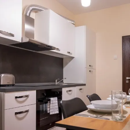 Design 1Bdr Apartment in Top Center - Free Parking