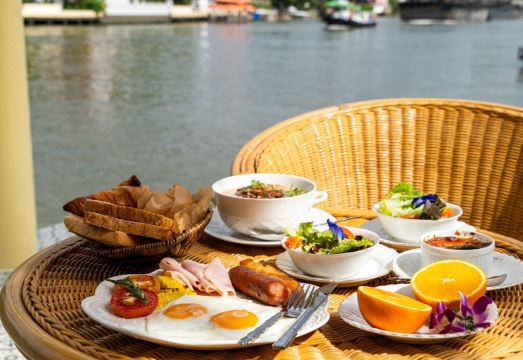 2. 룸퀘스트 반 쿤..