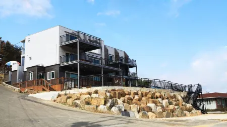 Jinju Herb Hyang Pension Отели рядом с достопримечательностью «Чинянхо»