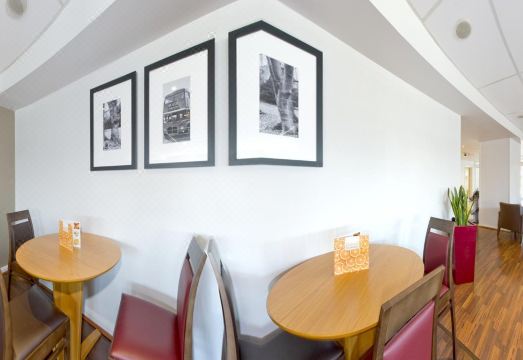 홀리데이 인 익스프레스 런던 칭퍼드 외관