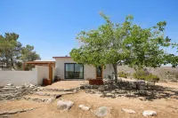 Mesa View Homestead - Cozy, 360 Views & Tranquility! 1 Bedroom Home by RedAwning Hôtels à : Pioneertown