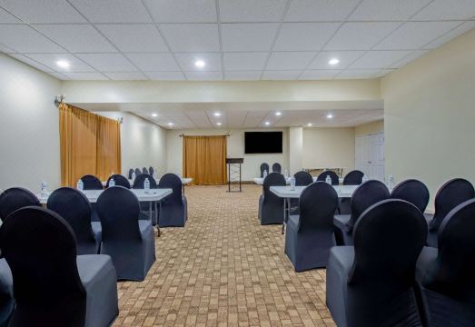 라 퀸타 인 & 스위트의 넓고 쾌적한 객실 내부