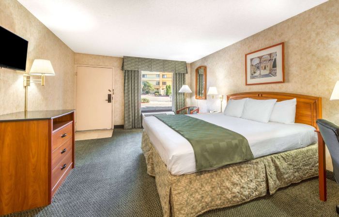 Days Inn & Suites by Wyndham Albuquerque North