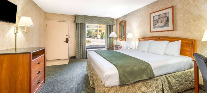 Days Inn & Suites by Wyndham Albuquerque North Hotels in Берналільйо