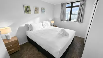 Cozy 2-Bedroom Retreat Steps from Sky Tower Hotels in Newmarket