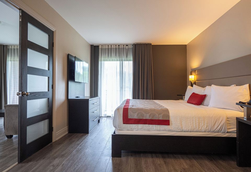 라마다 바이 윈덤 오타와 온 더 리데우 호텔의 야외 수영장 또는 객실