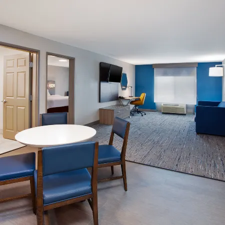 Holiday Inn Express & Suites MILWAUKEE NW – PARK PLACE by IHG