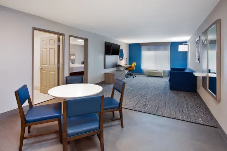 Holiday Inn Express & Suites Milwaukee NW – Park Place
