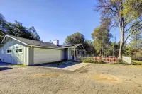 Dog-Friendly Oakhurst Home Walk to Downtown!