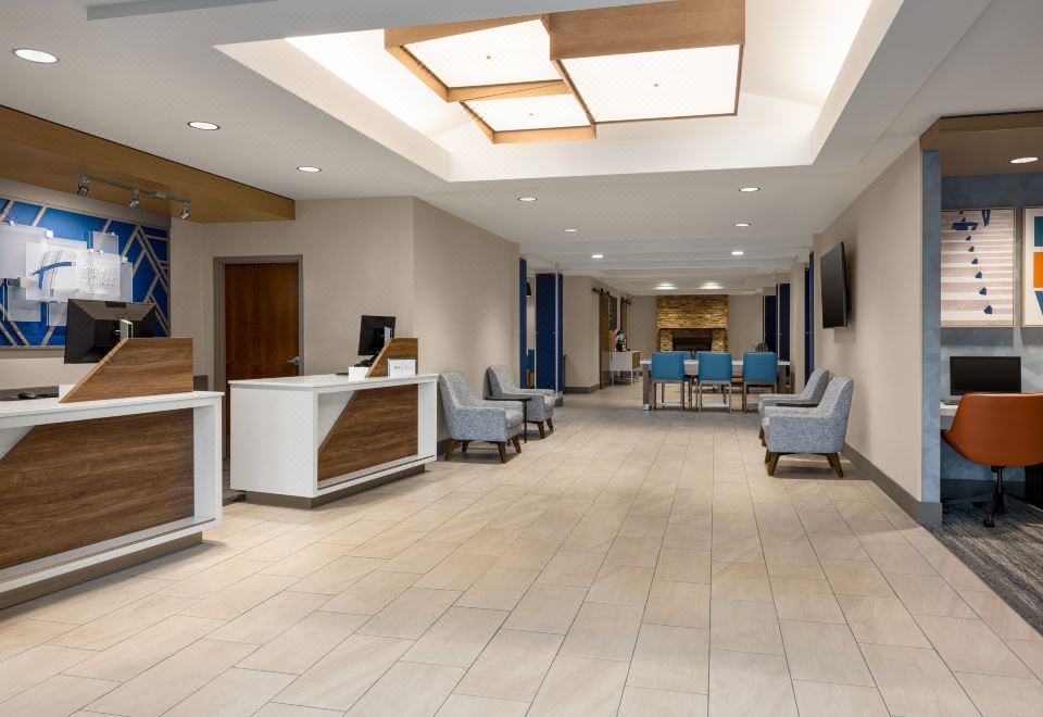 홀리데이 인 익스프레스 호텔의 실내 수영장