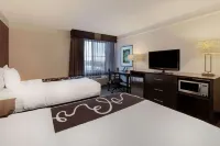 La Quinta Inn & Suites by Wyndham Detroit Utica Hotels in Utica